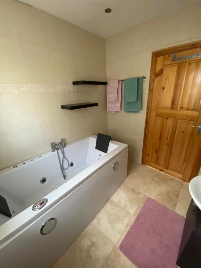 Town Villa With Charming Garden, Bbq Area & Sleeps 6 Cashel  Dış mekan fotoğraf
